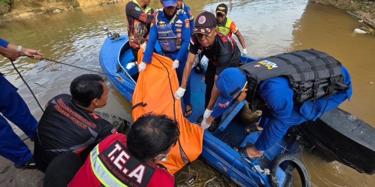 Evakuasi Jenazah Masinis oleh Satpolairud Kukar Berjalan Lancar dan Profesional