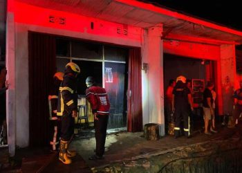 Respons Cepat Damkar Kukar Kendalikan Kebakaran Ruko di Timbau