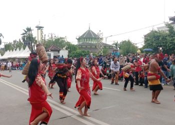 Kirab Budaya KFBN 2025 Kukar Meriahkan Kedaton dengan Nuansa Nusantara