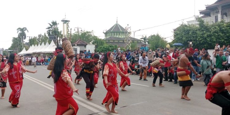 Kirab Budaya KFBN 2025 Kukar Meriahkan Kedaton dengan Nuansa Nusantara