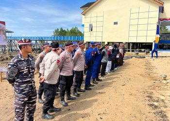 Polres Kutim Hijaukan Pantai Kenyamukan Lewat Penanaman Mangrove Sambut HUT ke-80 RI