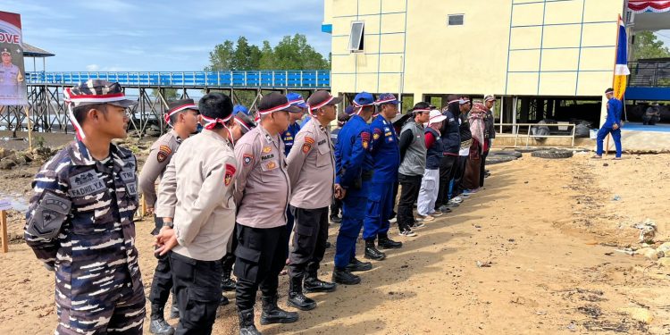 Polres Kutim Hijaukan Pantai Kenyamukan Lewat Penanaman Mangrove Sambut HUT ke-80 RI