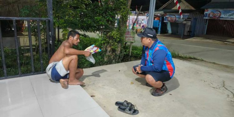 Damkarmatan Kukar Evakuasi ODGJ Tersesat di Tenggarong Seberang