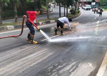 Damkar Kukar Sigap Atasi Tumpahan Solar di Jalan AM Alimuddin Tenggarong