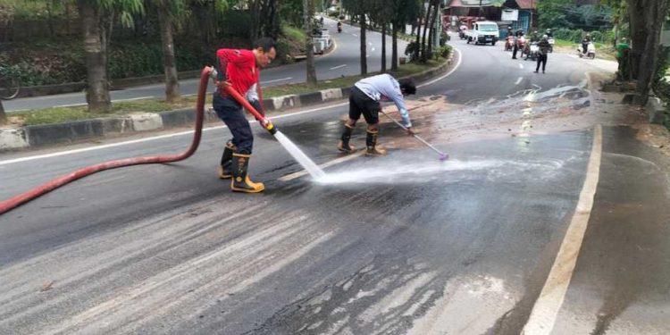 Damkar Kukar Sigap Atasi Tumpahan Solar di Jalan AM Alimuddin Tenggarong