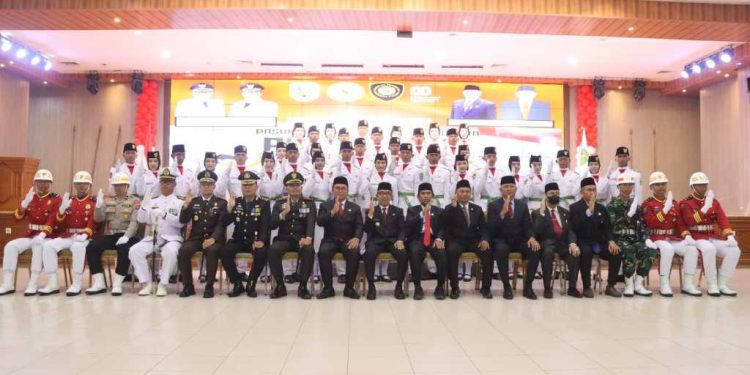 Bupati Ardiansyah Kukuhkan Paskibraka Kutim 2025, Siap Kibarkan Merah Putih pada 17 Agustus