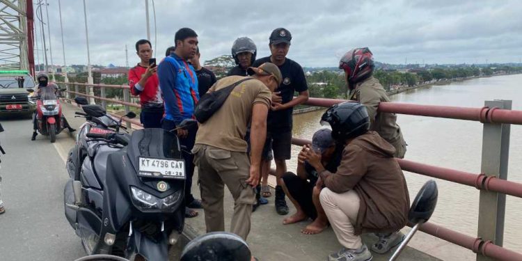 Aksi Cepat Damkarmatan Kukar Selamatkan Warga dari Percobaan Bunuh Diri