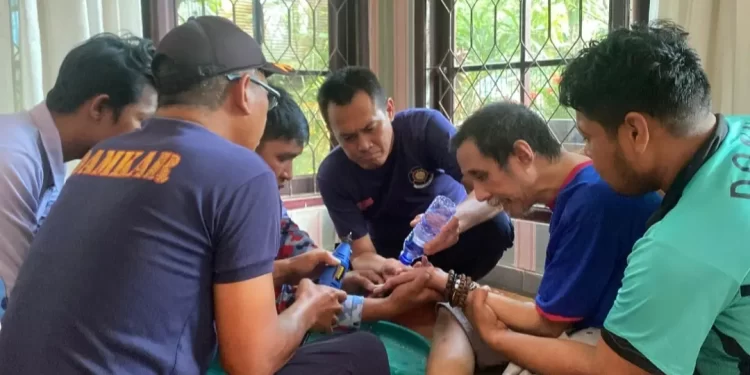 Tanggap Darurat Non-Kebakaran, Damkar Kukar Selamatkan Warga Tenggarong