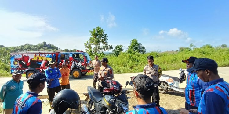 Sinergi Polsek Tenggarong dan Damkar Kukar Selamatkan Lahan Jagung dari Kekeringan
