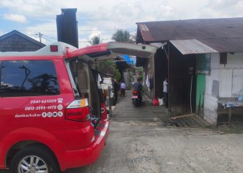 Evakuasi Warga Sakit di Tenggarong, Damkar Kukar Tunjukkan Tugas Kemanusiaan