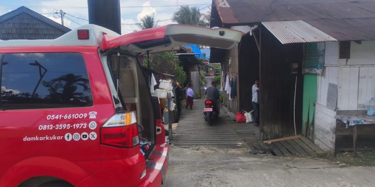 Evakuasi Warga Sakit di Tenggarong, Damkar Kukar Tunjukkan Tugas Kemanusiaan