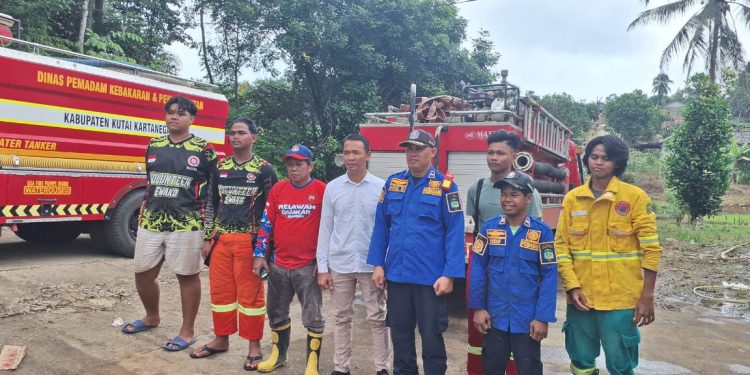 Rumah Warga di Loa Kulu Terbakar, Damkar Kukar Apresiasi Gotong Royong Warga