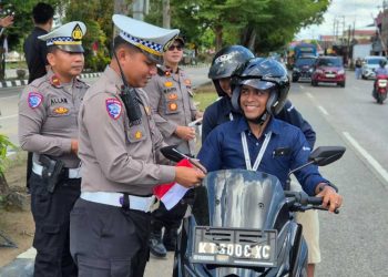 PolresKutai Kartanegara Sambut HUT ke-80 RI dengan Aksi Simpatik Bagi Bendera dan Bunga