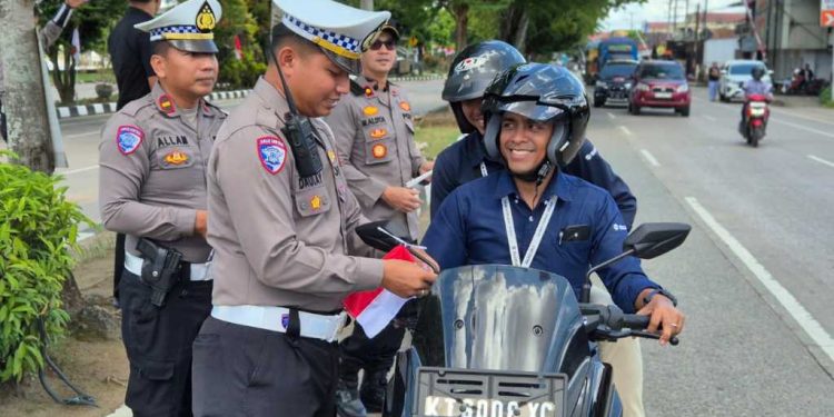 PolresKutai Kartanegara Sambut HUT ke-80 RI dengan Aksi Simpatik Bagi Bendera dan Bunga