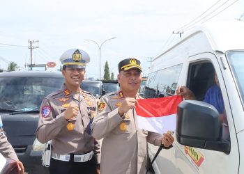 Polres Kutai Timur Bagikan Ribuan Bendera Merah Putih di Jalan Pendidikan dalam Rangka Menyambut HUT ke-80 Kemerdekaan RI