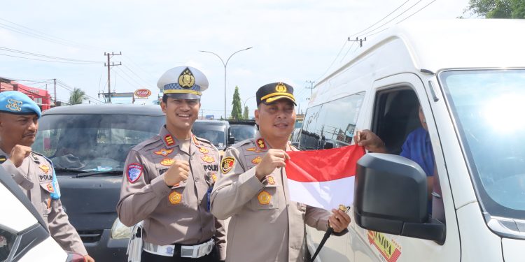 Polres Kutai Timur Bagikan Ribuan Bendera Merah Putih di Jalan Pendidikan dalam Rangka Menyambut HUT ke-80 Kemerdekaan RI