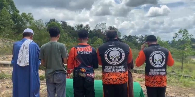 Polisi Evakuasi Jenazah Penghuni Kos di Teluk Lerong Ulu