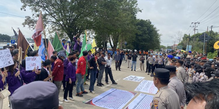 Mahasiswa dan Masyarakat Kukar Sampaikan 12 Tuntutan ke DPRD