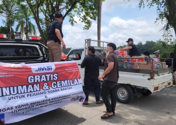 JMSI Kukar Bagikan Minuman dan Camilan di Tengah Aksi Damai di DPRD