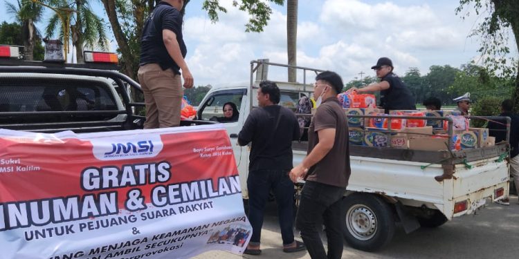 JMSI Kukar Bagikan Minuman dan Camilan di Tengah Aksi Damai di DPRD