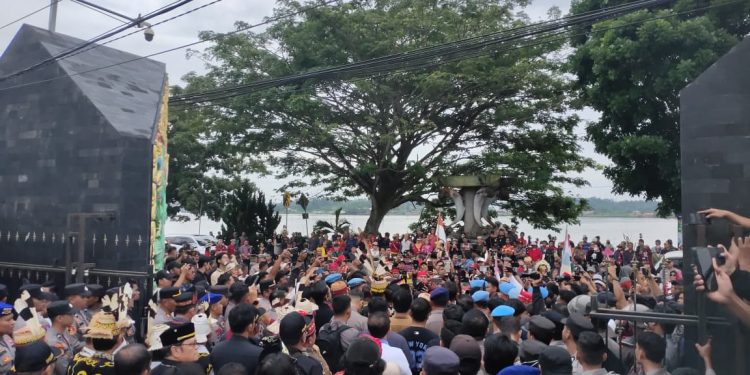Masyarakat Adat Kukar Gelar Aksi Damai, Kapolda Kaltim Turun Langsung