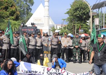 Pendekatan Persuasif Polres Kutim Warnai Aksi Demo di Simpang 4 Polres