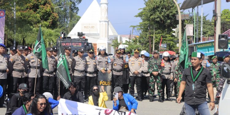 Pendekatan Persuasif Polres Kutim Warnai Aksi Demo di Simpang 4 Polres