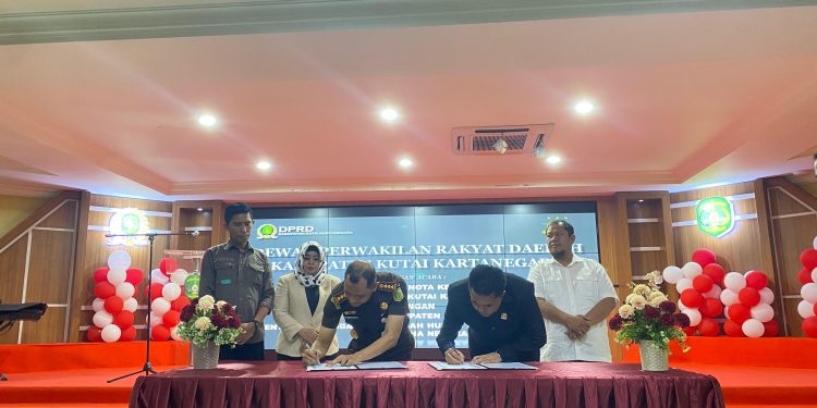 DPRD Kukar dan Kejari Kukar Resmi Teken MoU Penanganan Hukum Perdata dan TUN